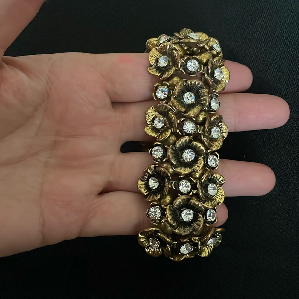 🖤Gold Tone Pansy Rhinestone Stretch Bracelet.